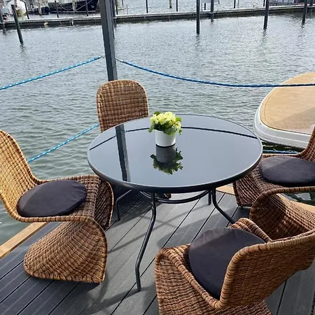 Premium Hausboot Sonneninsel Botel Lübeck